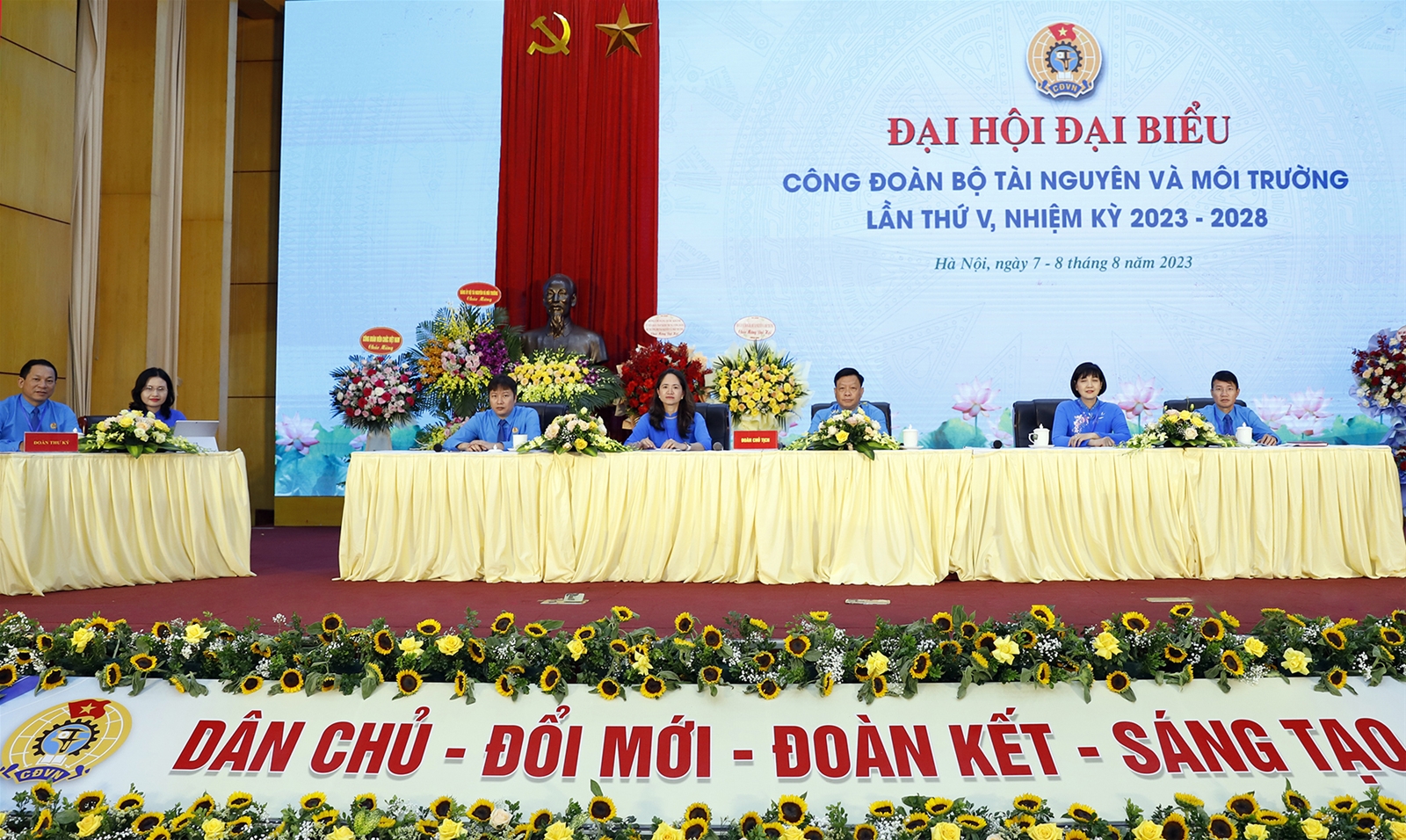 Dân chủ - Đổi mới - Đoàn kết - Sáng tạo