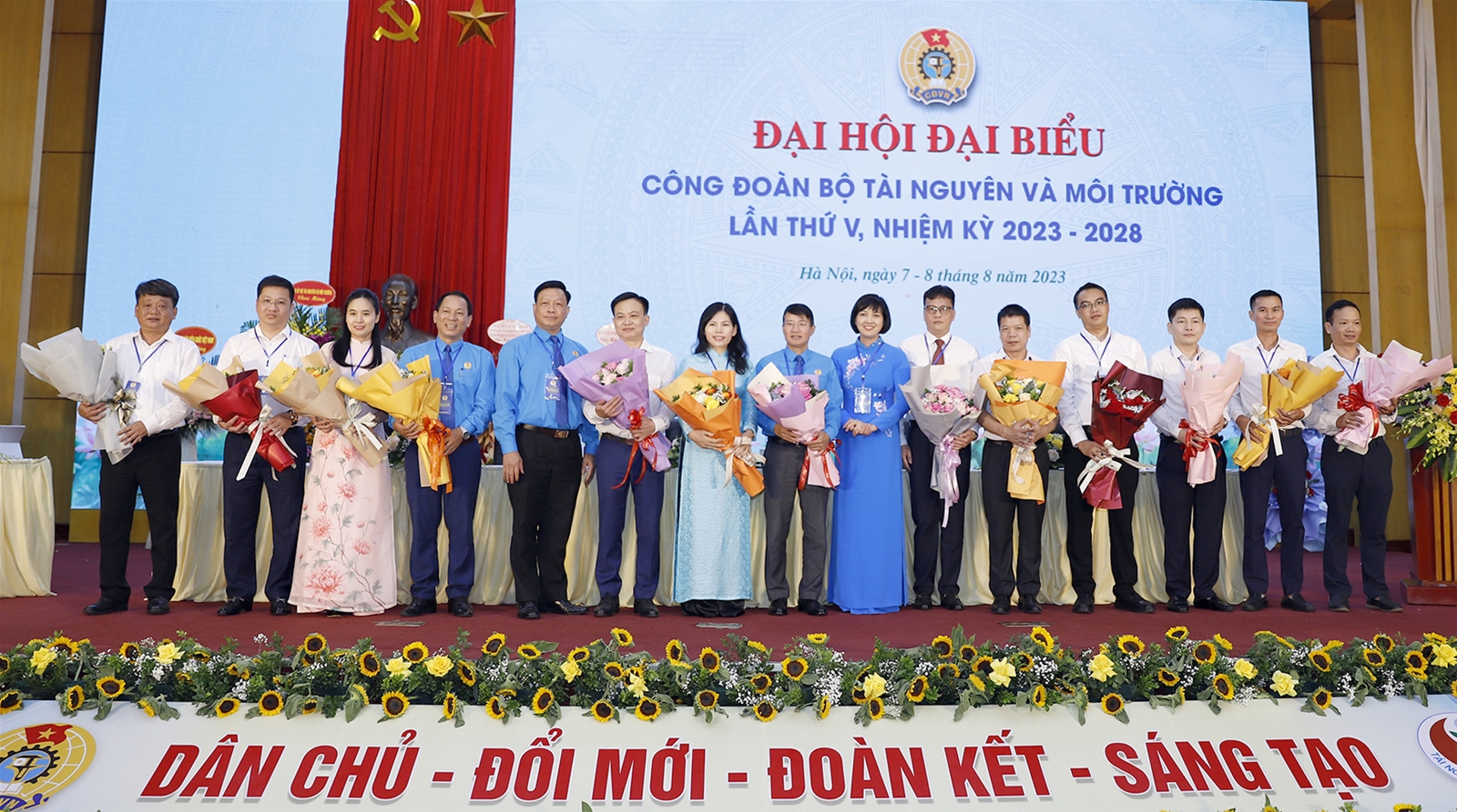 Dân chủ - Đổi mới - Đoàn kết - Sáng tạo