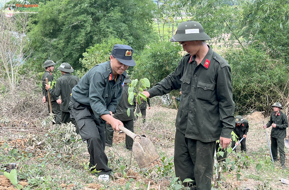 Chiến sĩ trung đoàn Cảnh sát cơ động Tây Bắc E24 tham gia trồng cây chương trình Chùa xanh