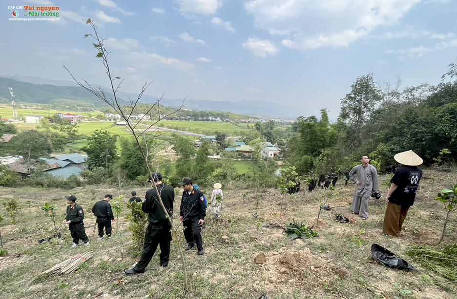 Chiến sĩ trung đoàn Cảnh sát cơ động Tây Bắc E24 tham gia trồng cây chương trình Chùa xanh