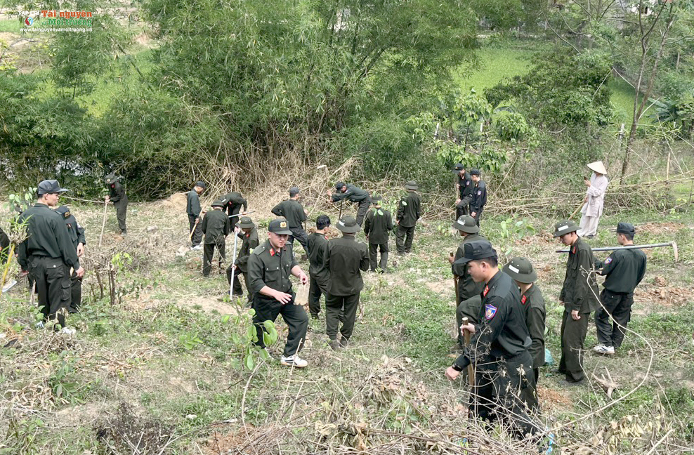 Chiến sĩ trung đoàn Cảnh sát cơ động Tây Bắc E24 tham gia trồng cây chương trình Chùa xanh