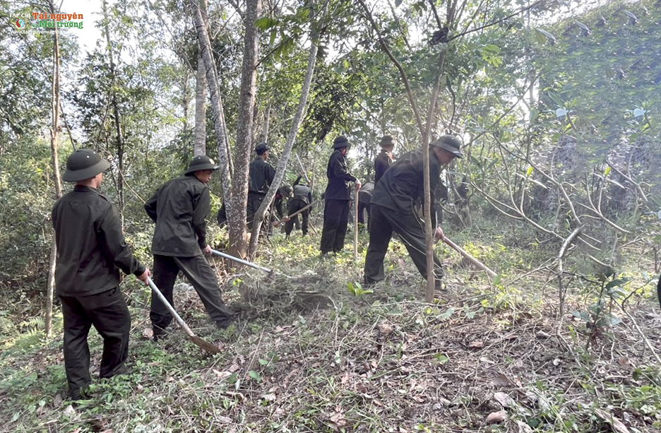 Chiến sĩ trung đoàn Cảnh sát cơ động Tây Bắc E24 tham gia trồng cây chương trình Chùa xanh
