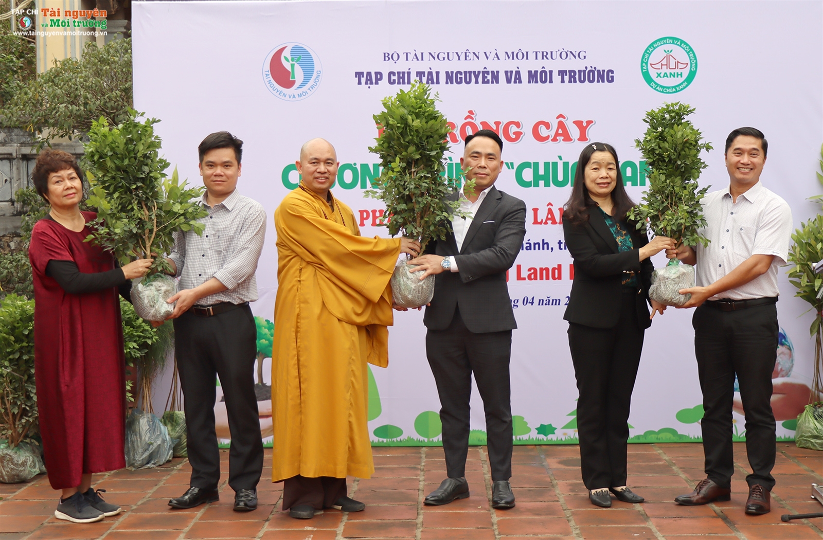 Phóng sự ảnh Tạp chí Tài nguyên và Môi trường trồng cây tại chùa Phật Tích Trúc Lâm Bản Giốc, Cao Bằng