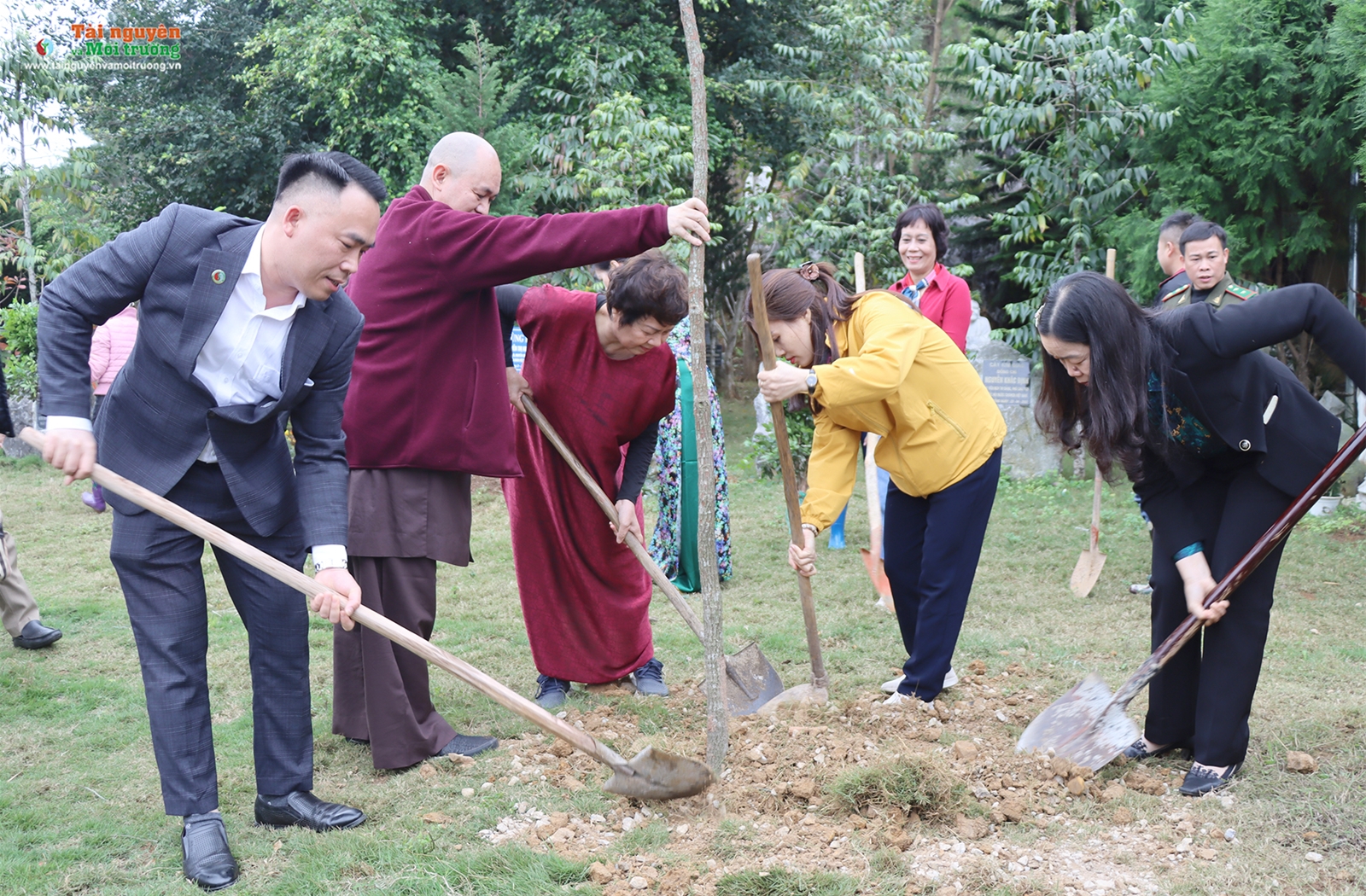 Phóng sự ảnh Tạp chí Tài nguyên và Môi trường trồng cây tại chùa Phật Tích Trúc Lâm Bản Giốc, Cao Bằng