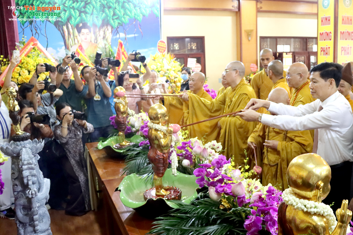Phóng sự ảnh Mừng Đại lễ Phật đản năm 2023 tại chùa Quán Sứ, Hà Nội