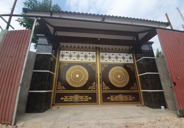 THÔNG TIN TỪ ĐƯỜNG DÂY NÓNG: ‘Lều’ canh vịt như biệt phủ lừng lững giữa cánh đồng ở ngoại thành Hà Nội