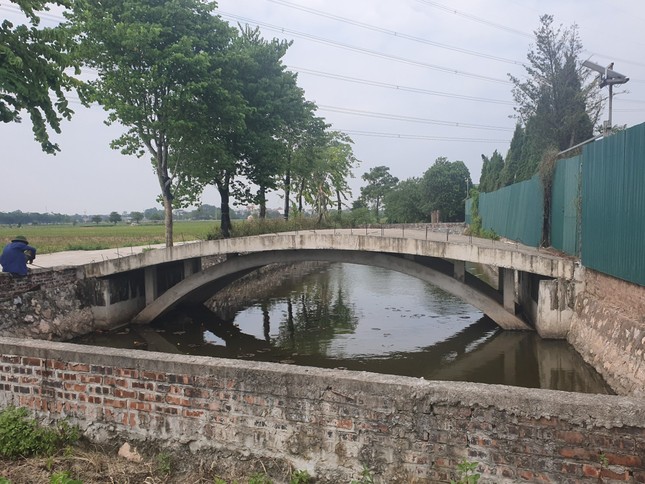 THÔNG TIN TỪ ĐƯỜNG DÂY NÓNG: ‘Lều’ canh vịt như biệt phủ lừng lững giữa cánh đồng ở ngoại thành Hà Nội