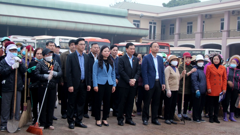Phụ nữ TP Bắc Giang ra quân trồng cây và vệ sinh môi trường