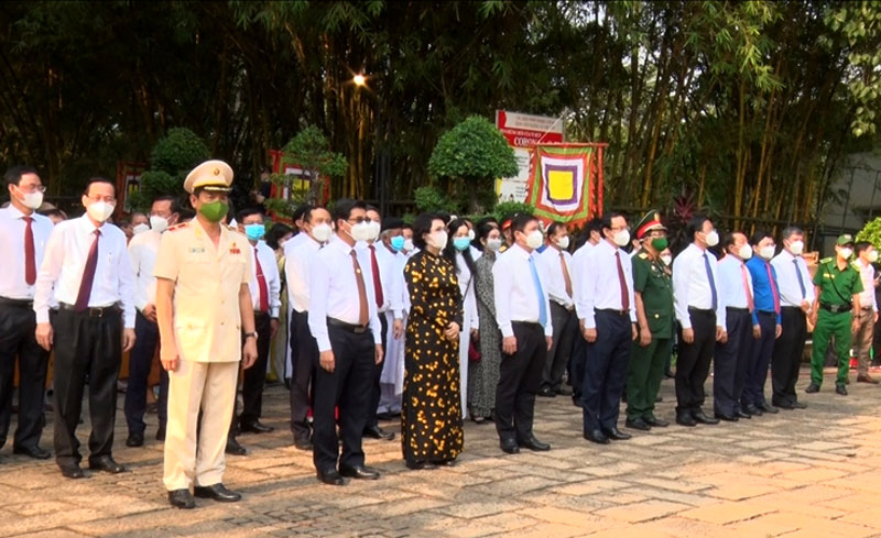 Lãnh đạo, người dân TP Hồ Chí Minh dâng hương tưởng niệm các Vua Hùng