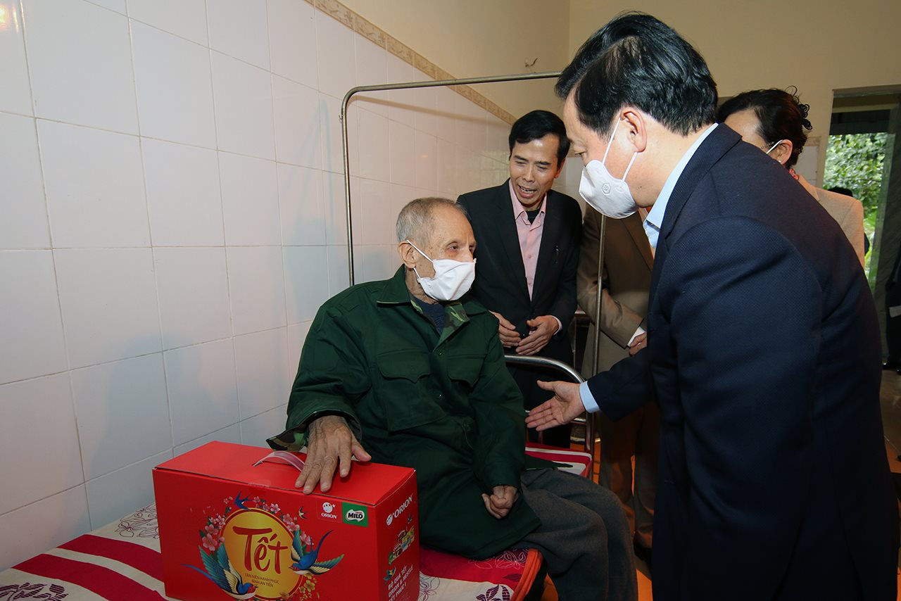 Bộ trưởng Trần Hồng Hà thăm, tặng quà thương bệnh binh Trung tâm Điều dưỡng thương binh Kim Bảng - Hà Nam