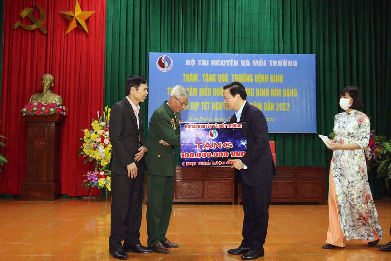 Bộ trưởng Trần Hồng Hà thăm, tặng quà thương bệnh binh Trung tâm Điều dưỡng thương binh Kim Bảng - Hà Nam