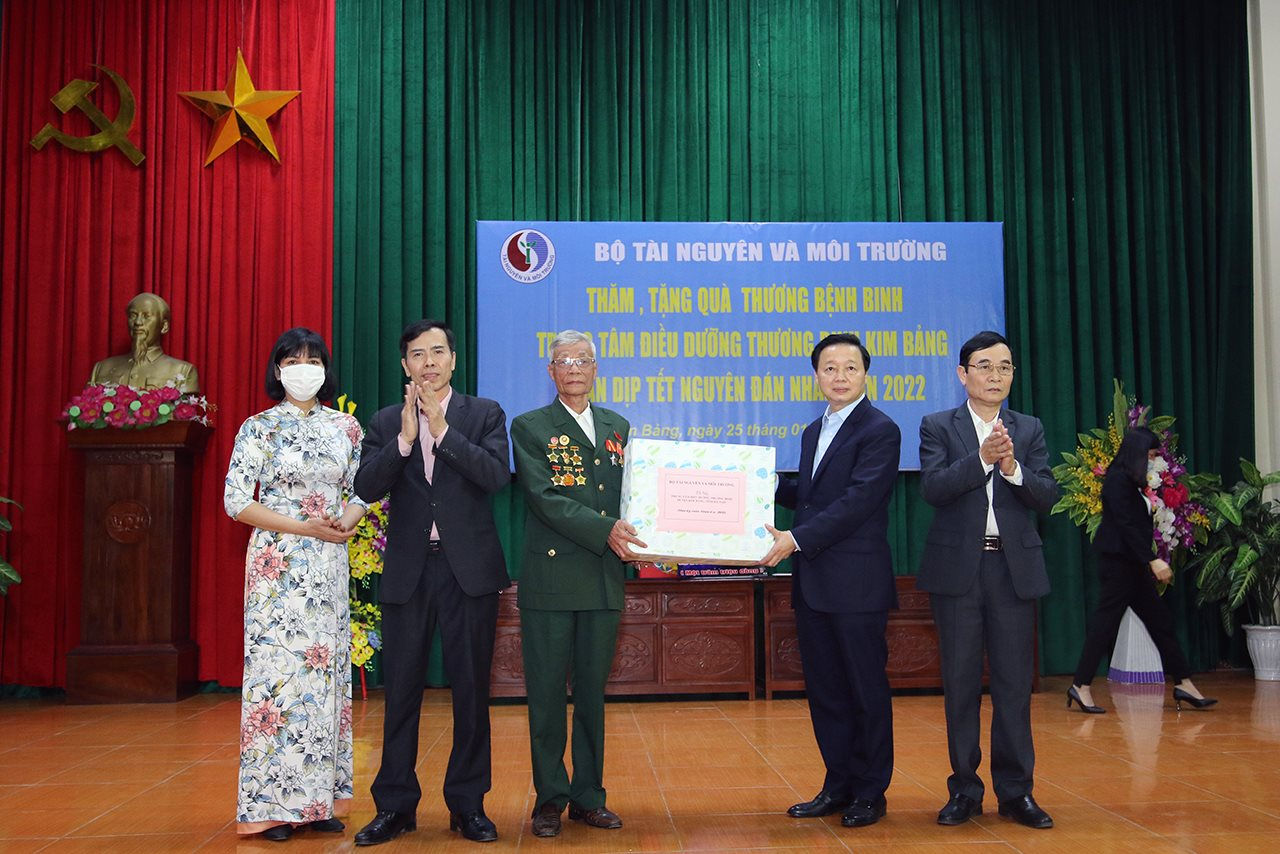 Bộ trưởng Trần Hồng Hà thăm, tặng quà thương bệnh binh Trung tâm Điều dưỡng thương binh Kim Bảng - Hà Nam
