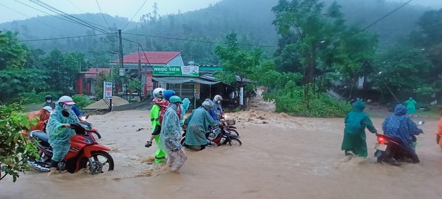 Mưa lớn gây sạt lở quốc lộ14B ở Quảng Nam