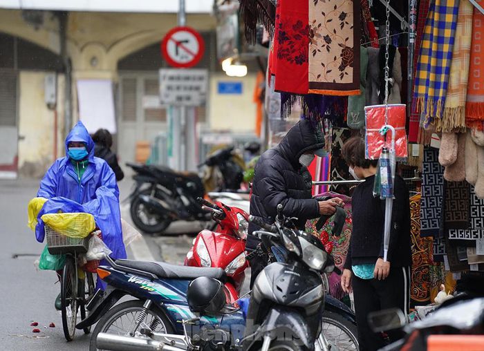 Người dân đốt lửa sưởi ấm khi Hà Nội lạnh 8 độ C