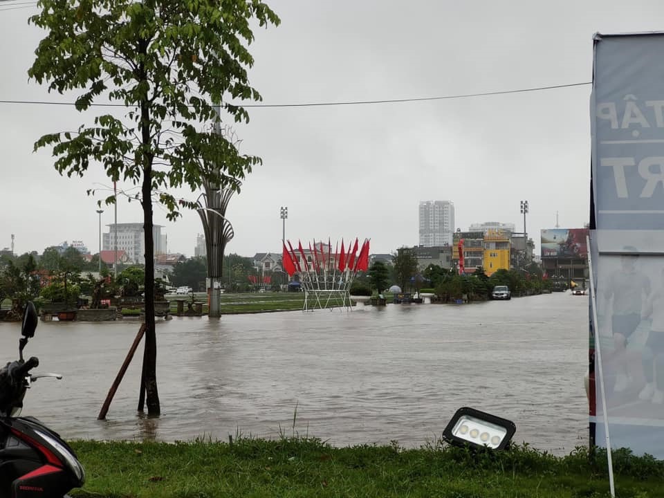 Mưa lớn gây ngập úng ở nhiều tỉnh thành phía Bắc, ô tô chìm trong biển nước