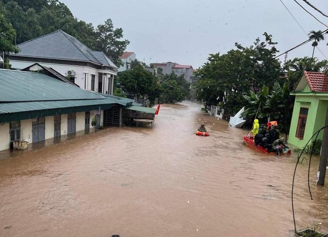 Mưa lũ khiến nhiều địa phương ở Quảng Ninh bị chia cắt, chìm trong biển nước