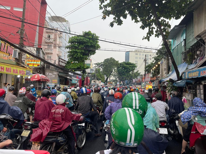 TP.HCM: Sau mưa lớn, nhiều tuyến đường kẹt xe nghiêm trọng