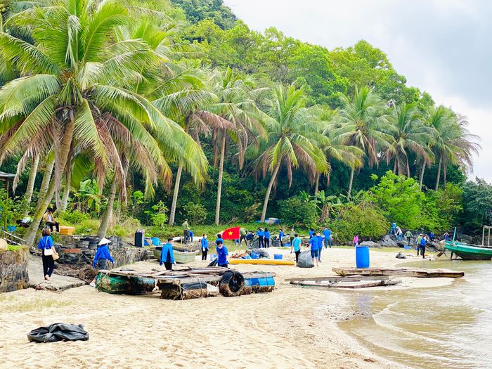 Thanh niên Quảng Ninh chung tay làm sạch môi trường Di sản vịnh Hạ Long