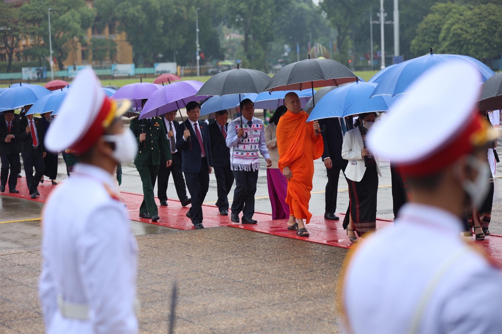 Các lãnh đạo Đảng, Nhà nước và đại biểu Quốc hội vào Lăng viếng Chủ tịch Hồ Chí Minh