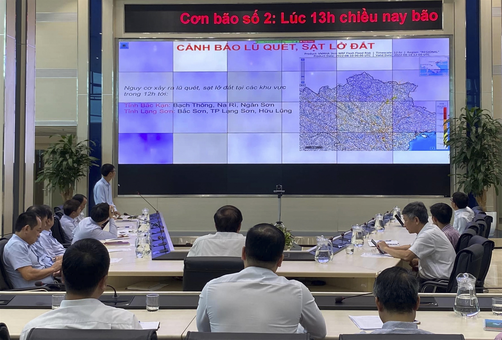 Thứ trưởng Bộ TN&MT Lê Công Thành nghe báo cáo về dự báo cơn bão số 2