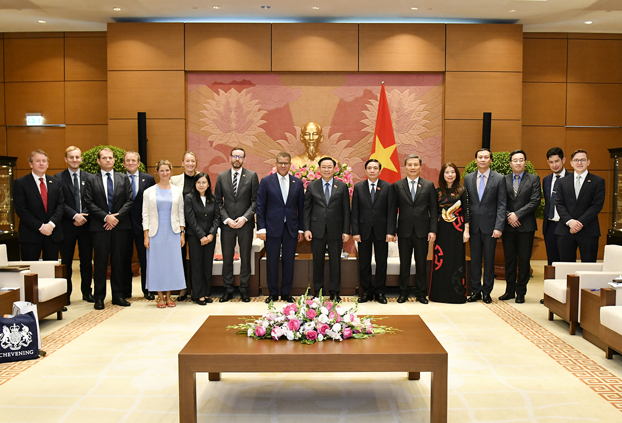 Chủ tịch Quốc hội Vương Đình Huệ tiếp Chủ tịch COP26 Alok Kumar Sharma ​​​​​​​