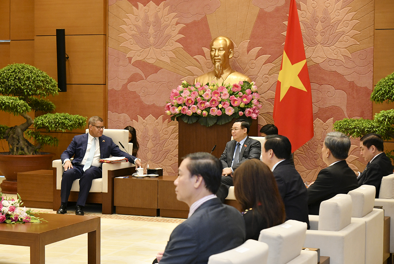 Chủ tịch Quốc hội Vương Đình Huệ tiếp Chủ tịch COP26 Alok Kumar Sharma ​​​​​​​