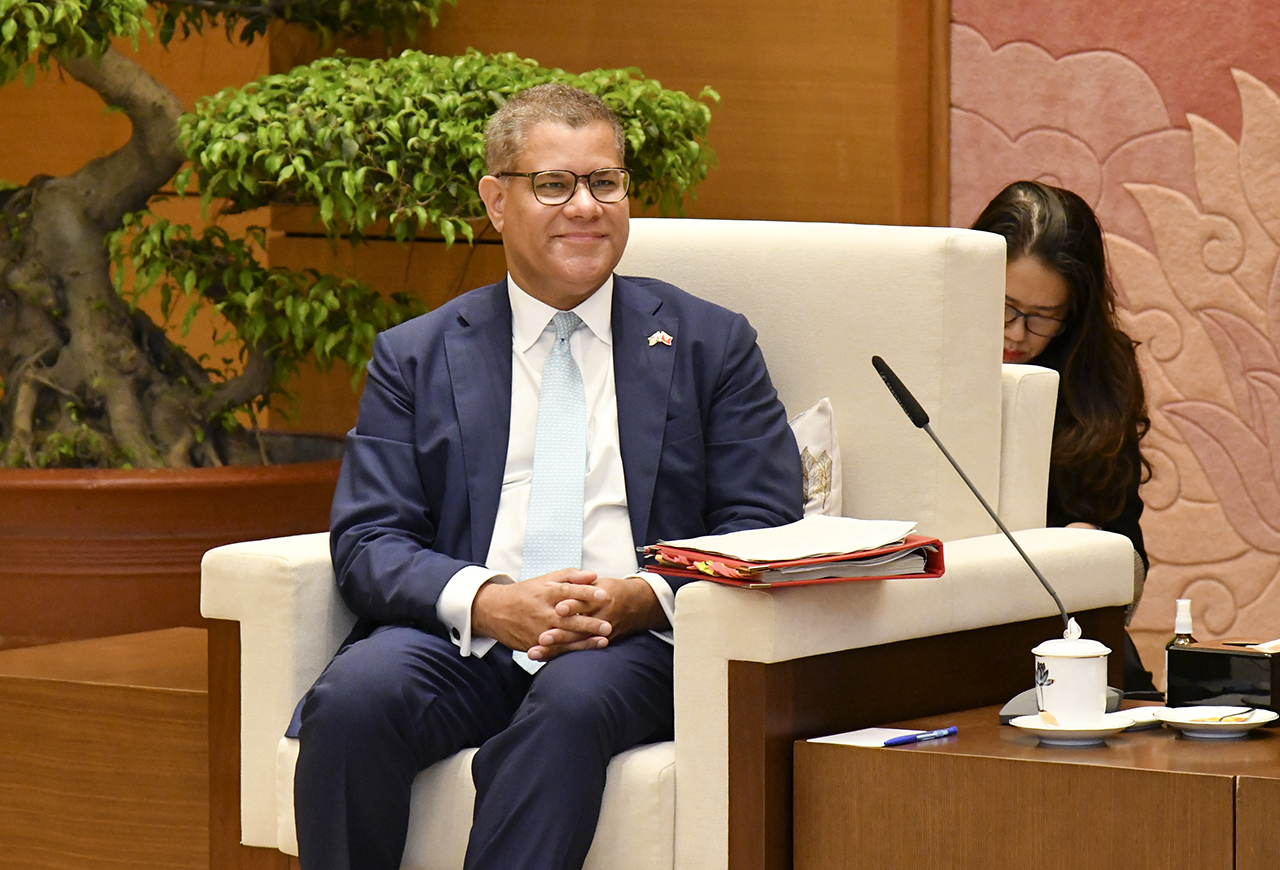 Chủ tịch Quốc hội Vương Đình Huệ tiếp Chủ tịch COP26 Alok Kumar Sharma ​​​​​​​