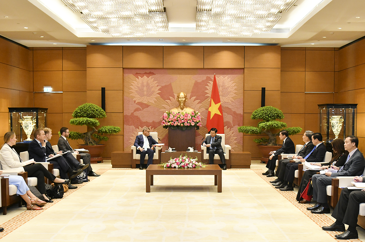 Chủ tịch Quốc hội Vương Đình Huệ tiếp Chủ tịch COP26 Alok Kumar Sharma 