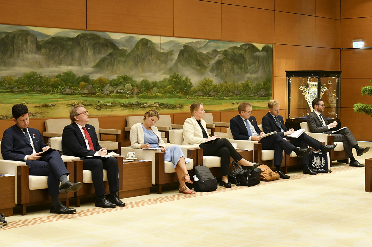 Chủ tịch Quốc hội Vương Đình Huệ tiếp Chủ tịch COP26 Alok Kumar Sharma ​​​​​​​