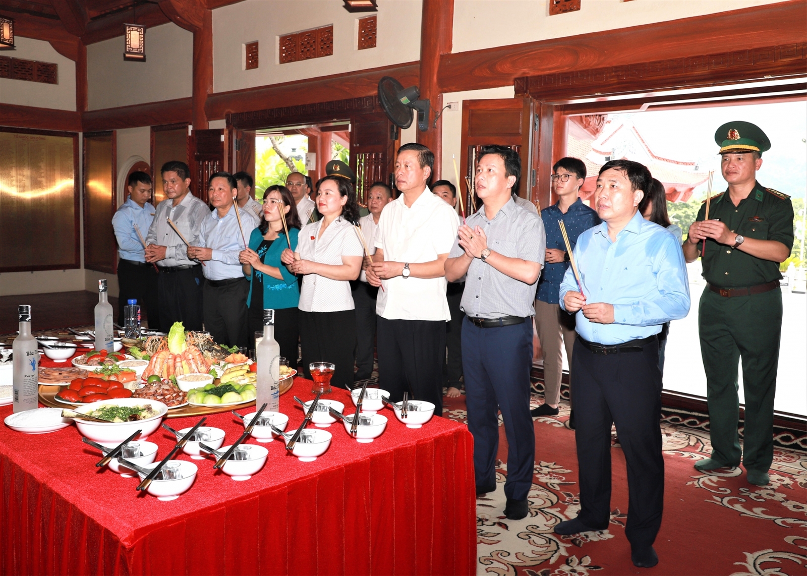 Bộ trưởng Bộ TN&MT Đặng Quốc Khánh viếng các Anh hùng liệt sỹ tại Nghĩa trang Liệt sỹ Quốc gia Vị Xuyên