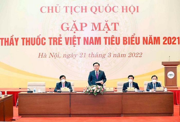 Chủ tịch Quốc hội Vương Đình Huệ gặp mặt thầy thuốc trẻ Việt Nam tiêu biểu năm 2021