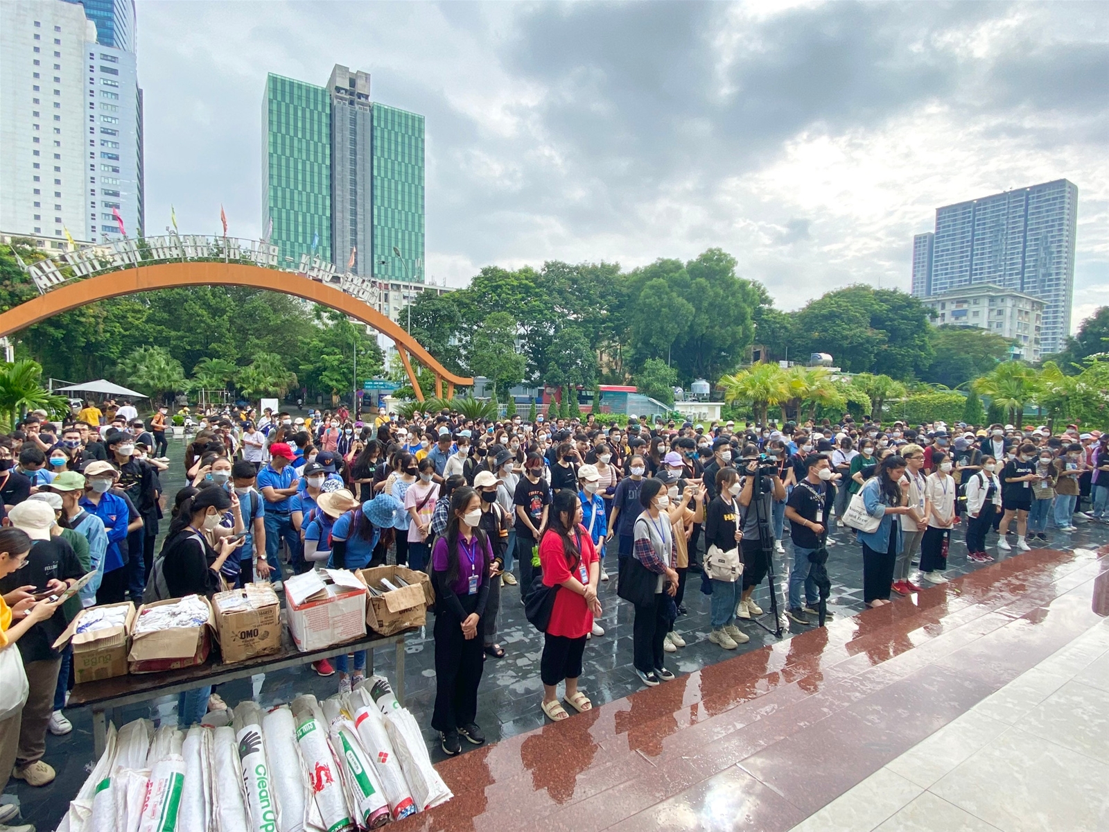 Hà Nội: Hơn 700 bạn trẻ chung tay dọn sạch Thủ đô