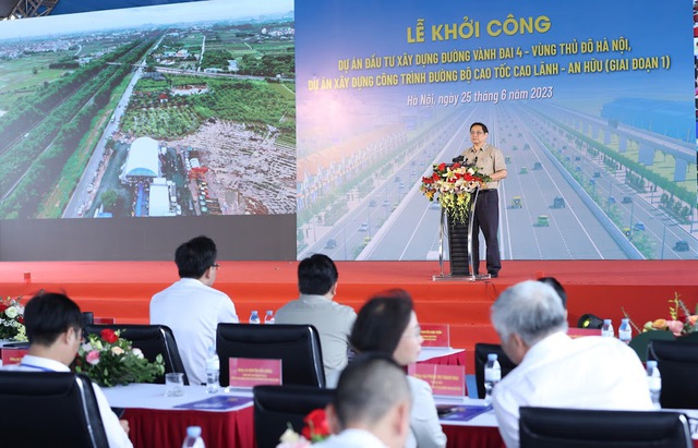 Thủ tướng: Phải 'vượt nắng thắng mưa, thực hiện 3 ca 4 kíp' triển khai đường Vành đai 4 - Vùng Thủ đô Hà Nội