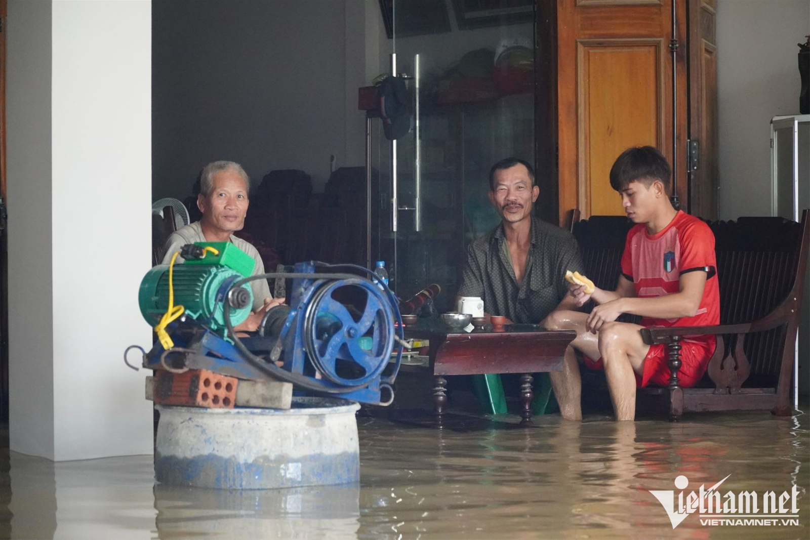 Lội nước ngập ngang thân cứu trợ giúp dân vùng rốn lũ