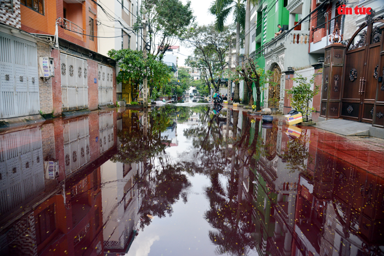 TP Hồ Chí Minh: Xuất hiện màu nước lạ bất thường sau mưa lớn