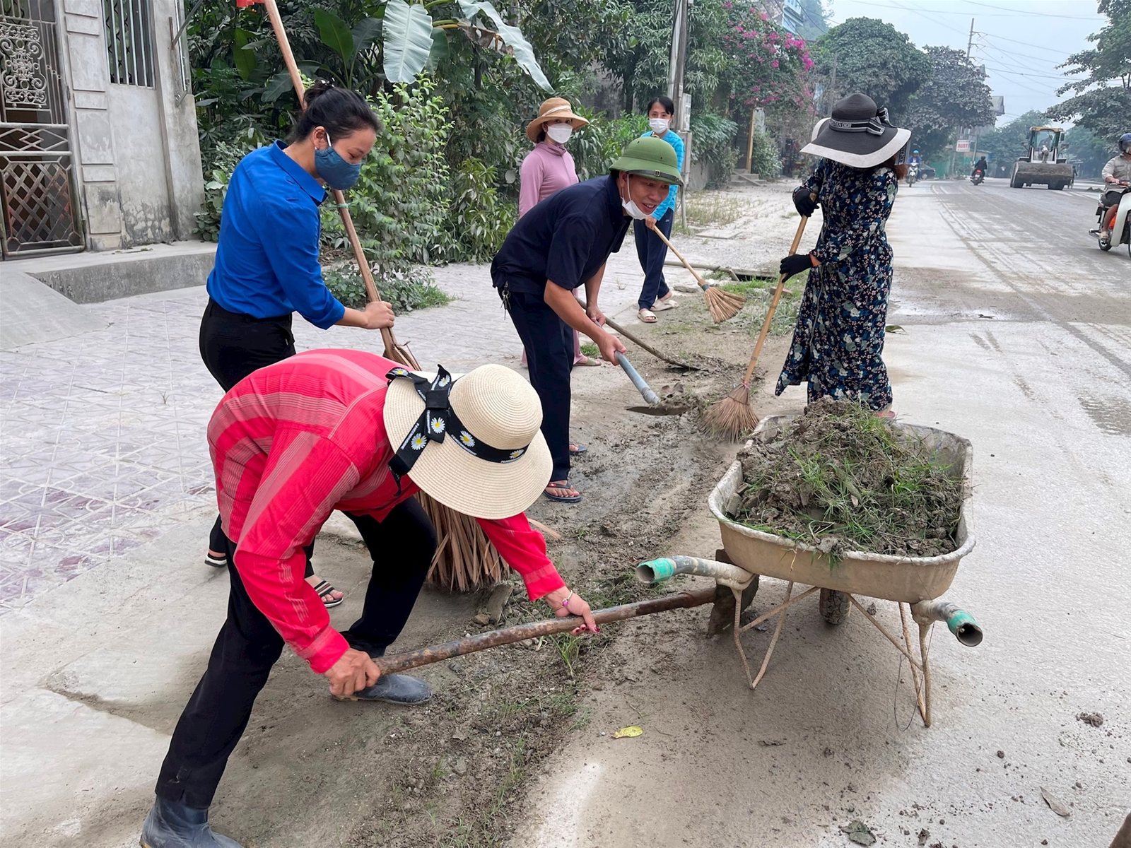 Bí thư Huyện uỷ Yên Bình cùng gần 400 cán bộ, người dân ra quân vệ sinh môi trường