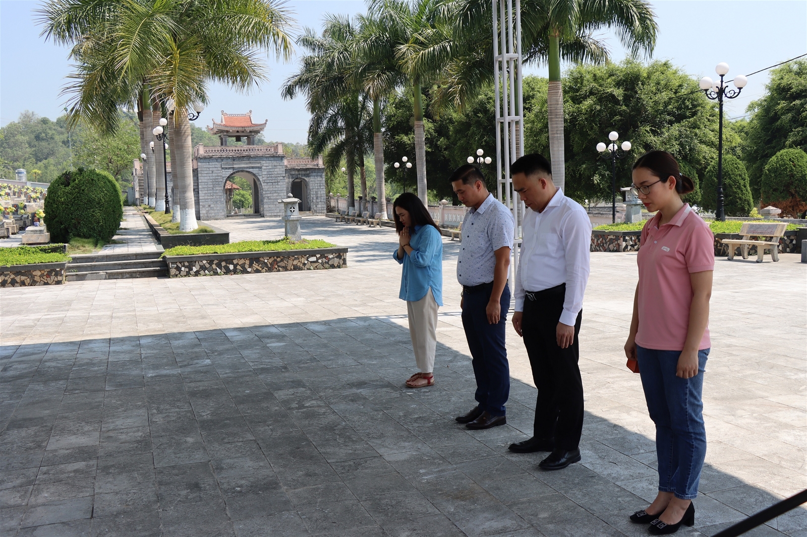 Đoàn công tác Tạp chí Tài nguyên và Môi trường dâng hương các Anh hùng liệt sĩ ở Điện Biên