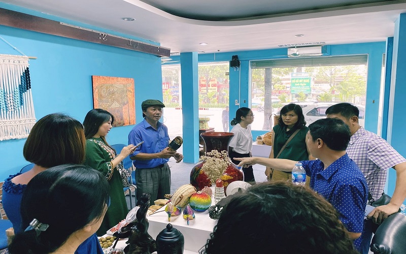 Cô gái “tái sinh” đồ cũ thành những sản phẩm thời trang độc đáo