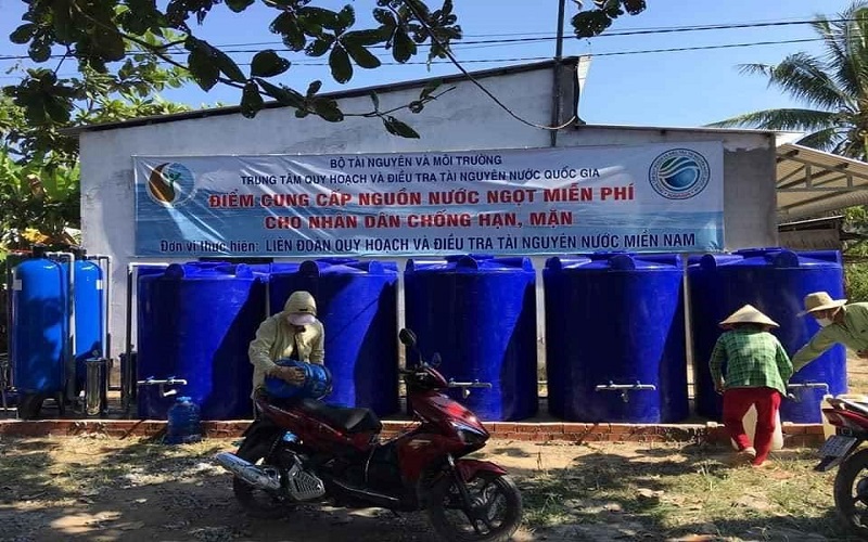 Giải cơn khát cho người dân vùng hạn