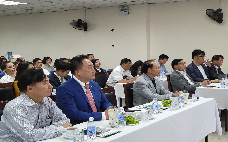 Tạp chí Tài nguyên và Môi trường nhận tri ân của Trường đại học Nguyễn Trãi