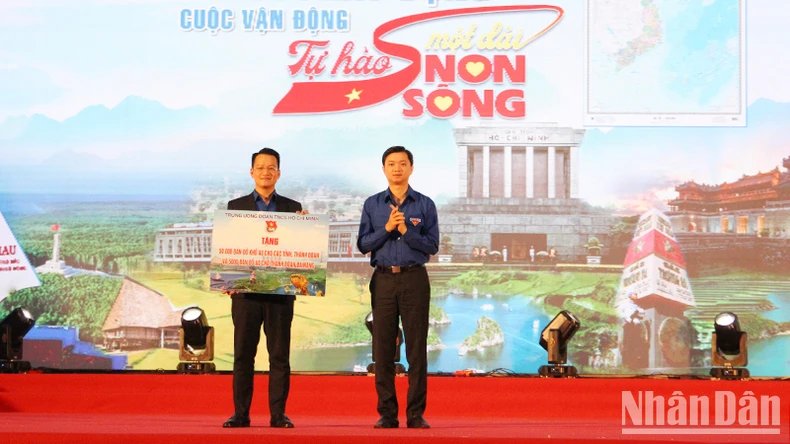 Trang trọng Lễ phát động “Tự hào một dải non sông”