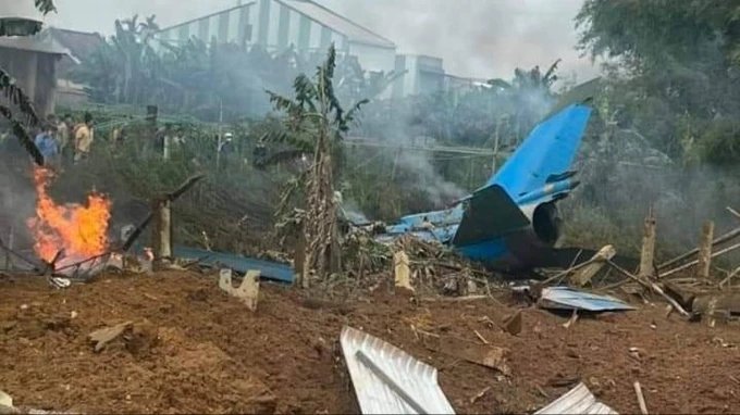 Một máy bay quân sự rơi tại tỉnh Quảng Nam, hai phi công kịp bung dù