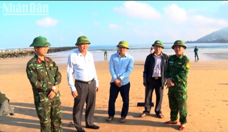 Khẩn trương thu gom vết dầu tràn trên biển ở thị xã Kỳ Anh