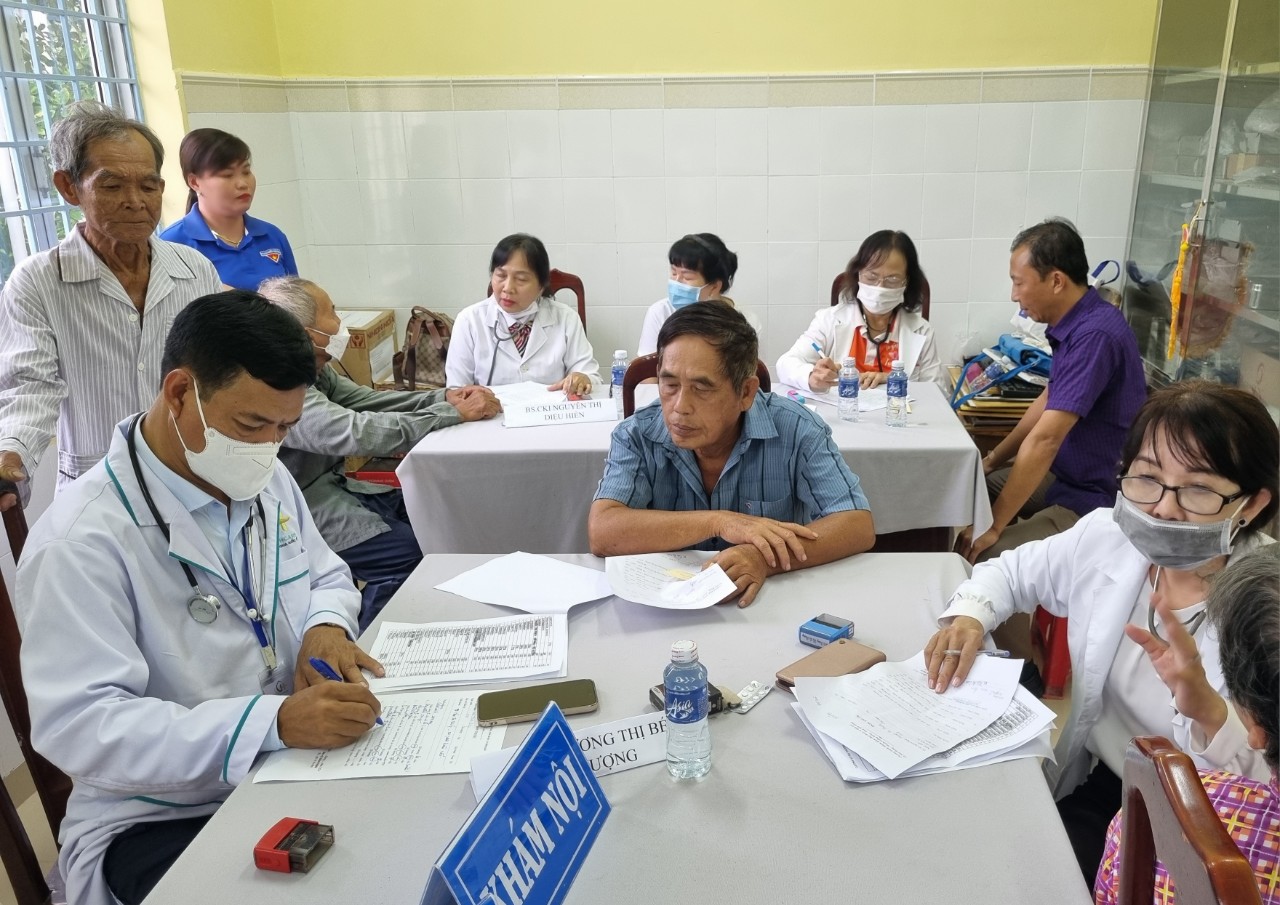 Kiên Giang: Khám sức khoẻ và trao tặng quà cho bà con xã vùng sâu vùng xa nhân Kỷ niệm ngày Thương binh Liệt sĩ