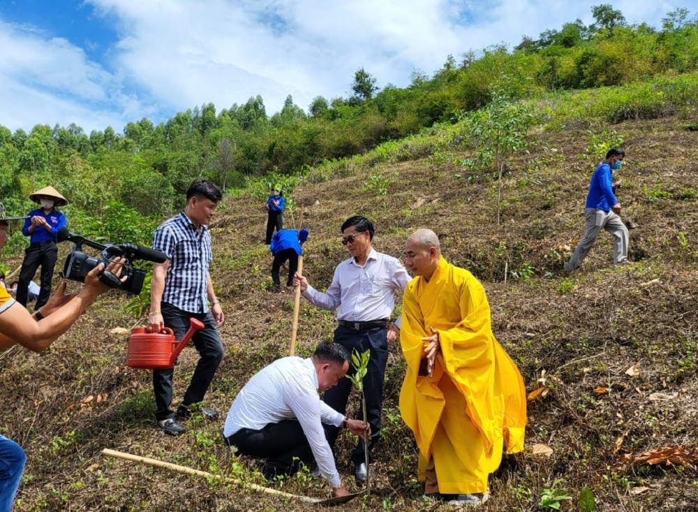 Phóng sự ảnh: Chương trình “Chùa xanh” trồng cây ở chùa Phước Vân, Đắk Lắk