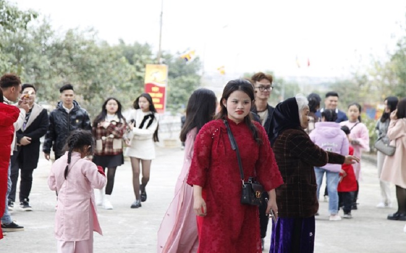 Người dân đổ về ngôi chùa có vườn tháp lớn nhất Việt Nam ngày đầu năm