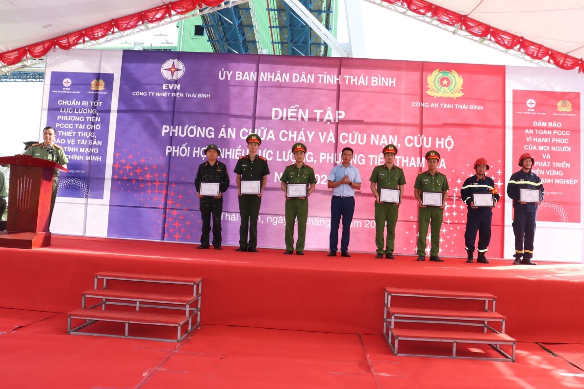 Diễn tập phương án chữa cháy và cứu nạn đối với bể chứa dầu tại Kho xăng dầu Công ty Nhiệt điện Thái Bình