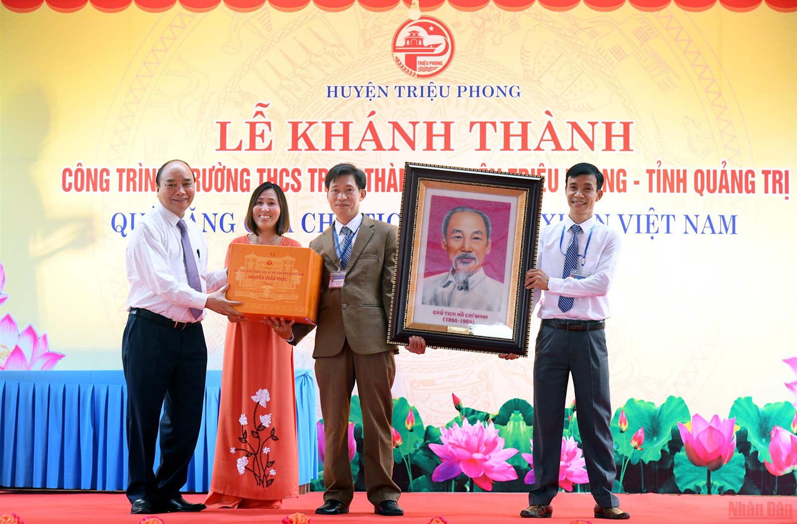Chủ tịch nước Nguyễn Xuân Phúc dâng hương Thành cổ Quảng Trị và Khu lưu niệm Tổng Bí thư Lê Duẩn