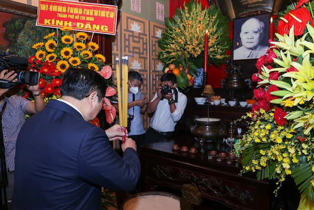 Dâng hương tưởng niệm Chủ tịch Hồ Chí Minh nhân Kỷ niệm 111 năm ngày Người ra đi tìm đường cứu nước