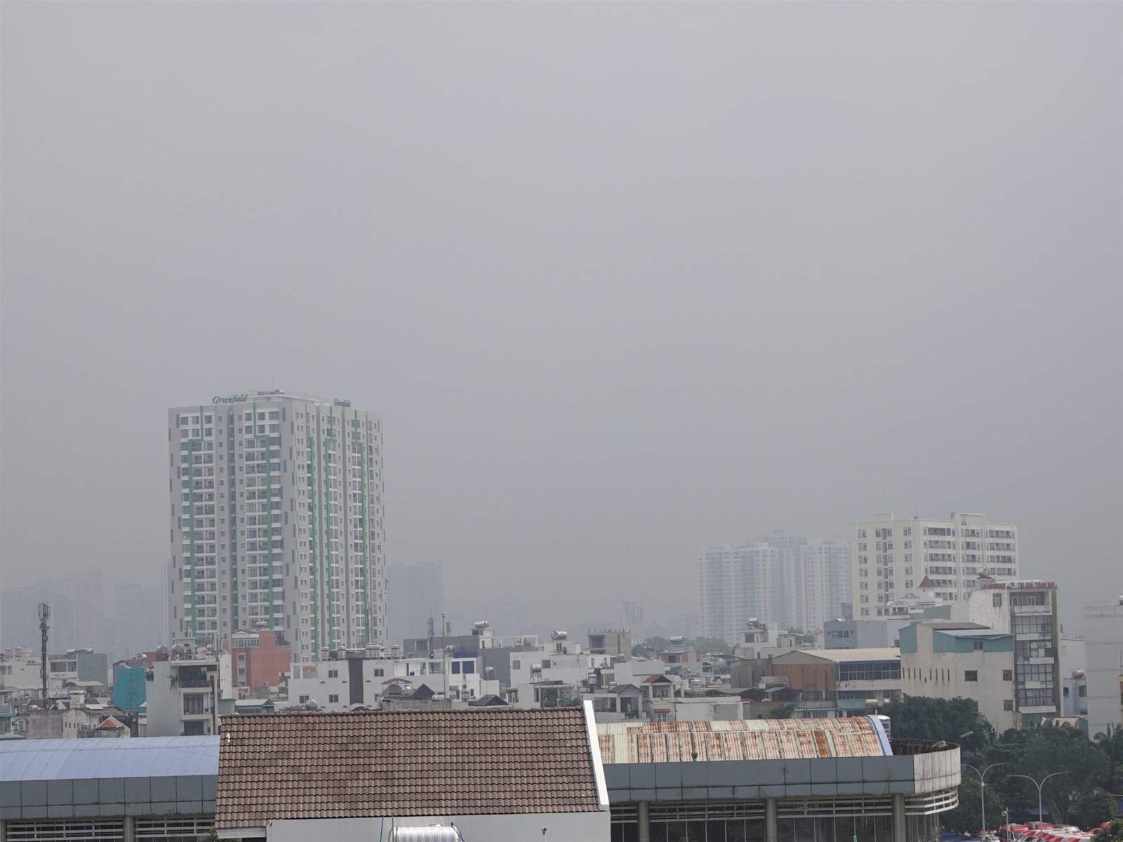 Vì sao bầu trời TP.HCM trắng đục sáng nay?